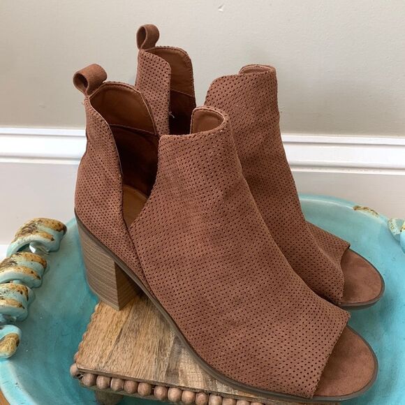 Universal thread open toed booties size 9.5 - Picture 1 of 7